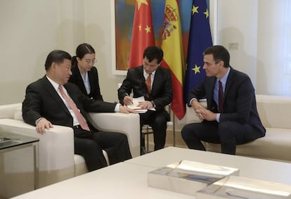 El presidente del Gobierno Pedro Sánchez, y el presidente chino Xi Jinping, durante su reunión esta mañana en el Palacio de la Moncloa.