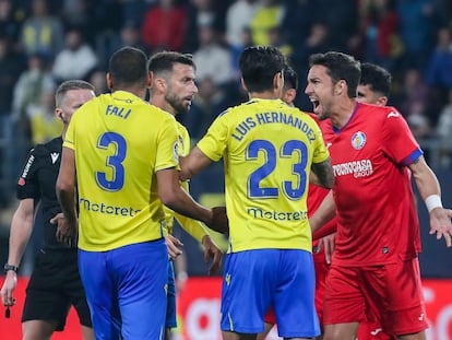 Jaime Mata, del Getafe, discute con varios jugadores del Cádiz este viernes en el Nuevo Mirandilla.