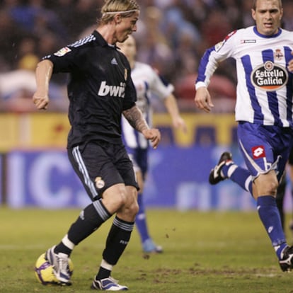 Guti lays off the ball for Karim Benzema in the Riazor last season.