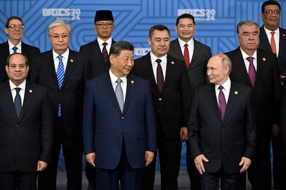 Xi Jinping y Vladímir Putin, durante la foto de familia de los asistentes a la cumbre de los BRICS, este jueves.