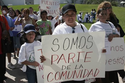 Imagen de archivo de inmigrantes hispanos en Miami en una concentraci&oacute;n por sus derechos. 