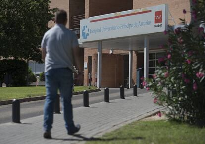 Un hombre entraba el sábado en el hospital de Alcalá de Henares.
