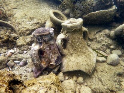 Fotografía cedida por el arqueólogo Adrian Anastasi que muestra una carga mixta de ánforas africanas y españolas descubierta en la bahía de Durrës.