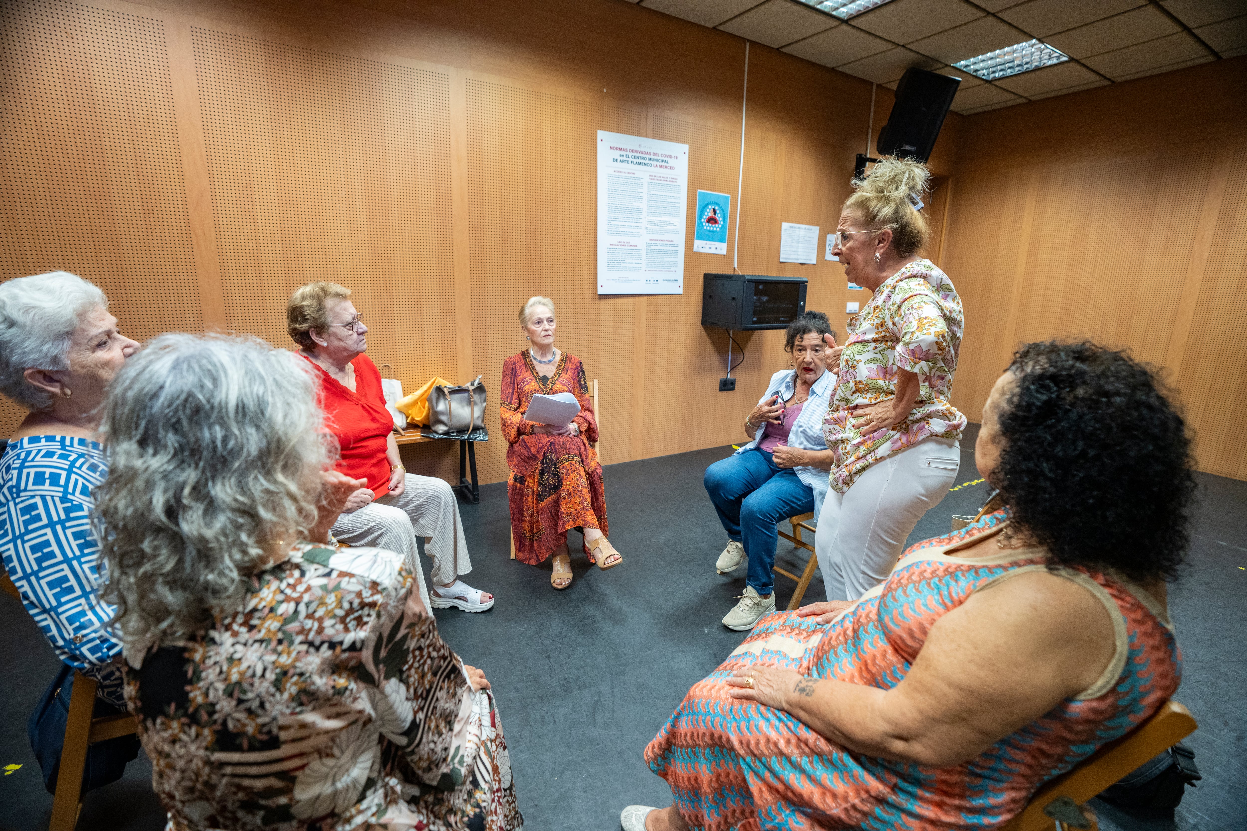 Ensayo del grupo de vecinas que representa 'Mujeres de Santa María', una obra de teatro flamenco popular obra de Alfonso de la Rimada.