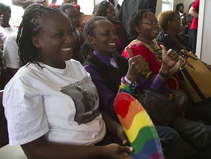 Um grupo de ativistas celebra a decisão em Kampala.