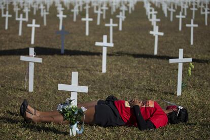 Centenas de cruzes foram colocadas neste domingo na Esplanada dos Ministérios em homenagem aos mortos pelo coronavírus.