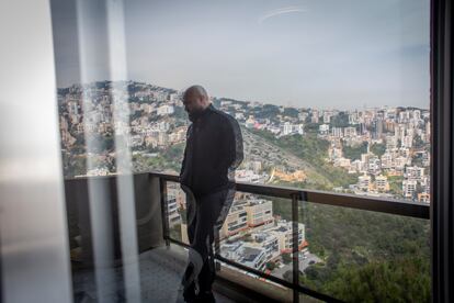 Faddy Faddoul, reflejado sobre el cristal de una ventana en su casa de Beirut, con la ciudad de fondo. 

"Quería comprarme una casa, pero no puedo ser propietario. Además, si la pongo a nombre de algún familiar que sí tenga la nacionalidad, si ese familiar muere no puedo heredarla", dice el palestino.