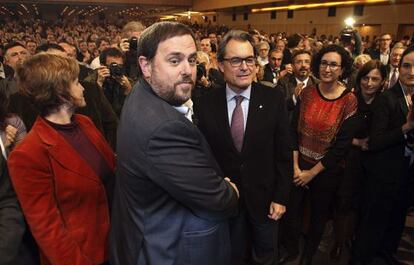 Oriol Junqueras i Artur Mas se saluden abans d'una conferència el desembre de l'any passat.
