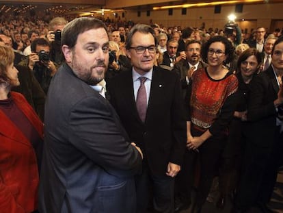 Oriol Junqueras y Artur Mas se saludan antes de una conferencia en diciembre del años pasado.