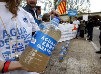 Miembros del Foro Solidario por el Agua de la Comunidad Valenciana protestan en La Moncloa.