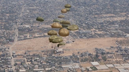 Lanzamiento de 12 toneladas de alimentos sobre Gaza, desde un avión A400M del Ejército del Aire español.
