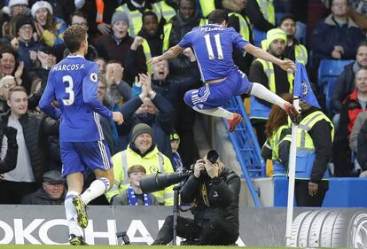 Pedro celebra su primer gol al Bournemouth junto a Marcos Alonso.