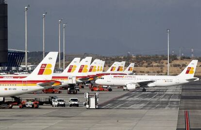 Aviones de Iberia en la T4 del aeropuerto de Barajas.