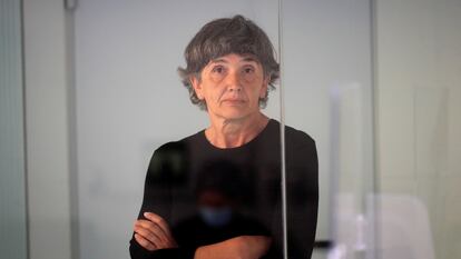 Soledad Iparraguirre, 'Anboto', tras la mampara de seguridad de una sala de la Audiencia Nacional, durante uno de los juicios celebrados contra ella, en abril de 2021.
