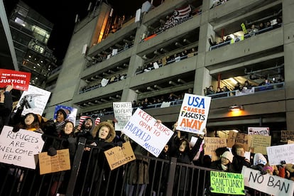 Indignação nos aeroportos dos EUA pelo veto de Trump nas fronteiras. Na imagem, protesto no exterior do Terminal 4 do aeroporto internacional JFK em Nova York, em 28 de janeiro de 2017.