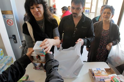 La necesidad ha llevado a muchos a recoger en el templo el paquete de pasta, el arroz, o los yogures. Algunos días las colas son interminables.