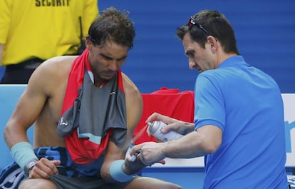 Nadal es tratado por el fisioterapeuta durante uno de los descansos.