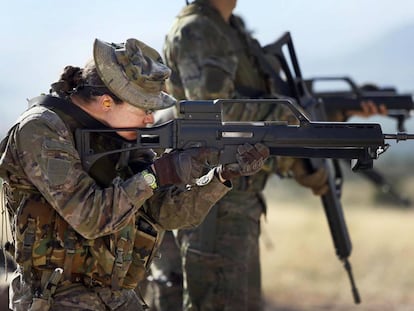 Una militar en una práctica tiro del Mando de Operaciones Especiales en Alicante.