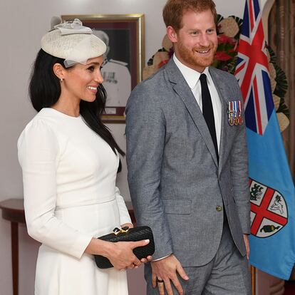 Meghan eligió uno de sus bolsos para su llegada a Fiji: el suyo era de paja y bambú.