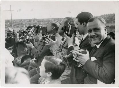 Gaspar, Pérez de Rozas y Brangulí, entre otros fotoperiodistas, en el combate Uzcudun-Carnera de 1930 en el Estadio de Montjuïc.