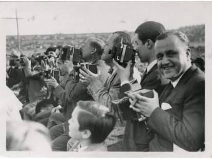 Gaspar, P&eacute;rez de Rozas y Brangul&iacute;, entre otros fotoperiodistas, en el combate Uzcudun-Carnera de 1930 en el Estadio de Montju&iuml;c.