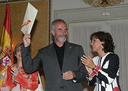 El director de fotografía Javier Aguirresarobe y la ministra de Cultura, Carmen Calvo, en San Sebastián.