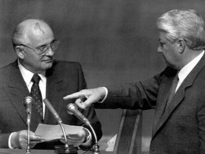 Borís Yeltsin (derecha) y Mijaíl Gorbachov, en una imagen del 23 de agosto de 1991.