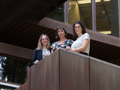 De izquierda a derecha, Isabelle Hupont, Emilia Gómez y Songül Tolan, investigadoras del procesamiento facial, en la sede del Joint Research Centre de la UE en Sevilla este septiembre.