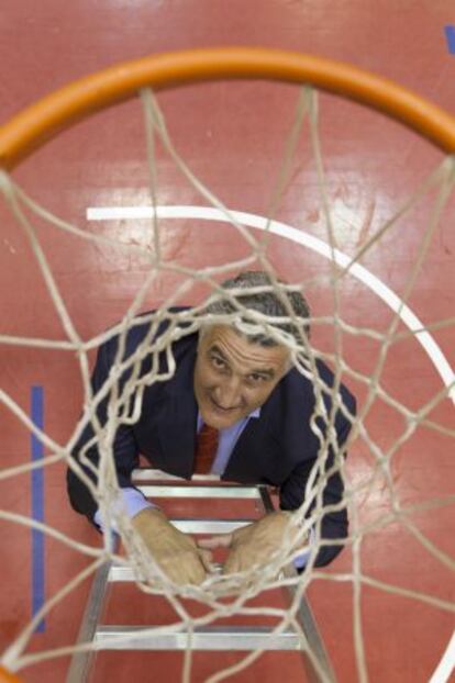 Fernando Romay, subido a una escalera bajo la canasta del pabellón de A Malata en Ferrol.