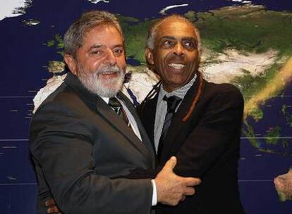 Gilberto Gil y Lula da Silva, despidiéndose el miércoles en Brasilia.