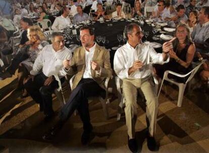 Mariano Rajoy y Francisco Camps, anoche en la plaza de toros de Valencia. Al fondo, Carlos Fabra, Federico Trillo y Ricardo Costa.