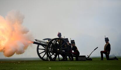 Las Tropas del Rey de la Real Artillería Montada disparan uno de los 41 cañonazos para celebrar el nacimiento del sexto bisnieto de la reina Isabel II, tercer hijo de los duques de Cambridge, en el parque londinense de Hyde Park (Reino Unido).