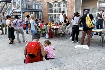 Padres y niños realizando distintas actividades en el patio del colegio Torrent D'en Melis de Barcelona. Se han organizado jornadas lúdicas y actividades durante todo el fin de semana para mantener abiertos los centros educativos.