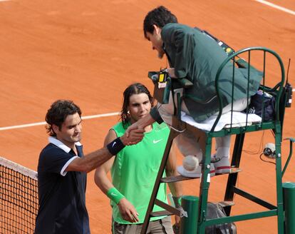 El juez de silla saluda a Federer después de perder frente a Nadal.