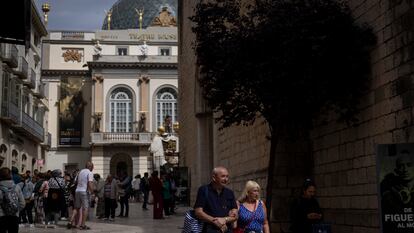 Turistas paseando por las calles peatonales que rodean el Museo Dalí de Figueres, esta semana.

