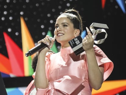 La cantante Rosalía recoge su premio en Los40 Music Awards 2019.