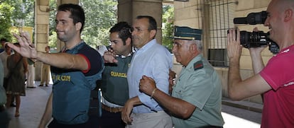 Rafael González Palomo, empresario de Fitonovo, es trasladado ante la juez Mercedes Alaya para pretar declaración tras ser detenido en la operación Madeja en 2013.