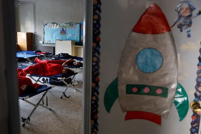 Vecinos desplazados por los incendios forestales se refugian en una escuela en Puebla de Sanabria (Zamora), este viernes.
