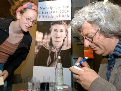 Peter Esterhazy, que recibirá mañana el Premio de la Paz de los libreros alemanes, firma ejemplares ayer junto a un cartel en el que aparece la Nobel Elfriede Jelinek.