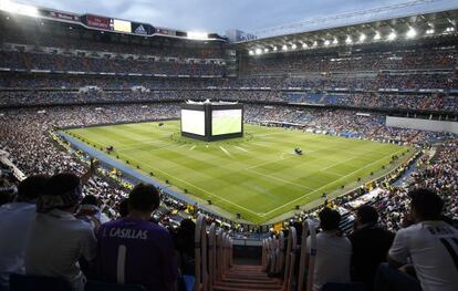 Los aficionados ven la final de la Champions en una pantalla en el Bernabéu.
