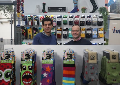 De izquierda a derecha: Ángel Sánchez y Miguel Valero, propietarios de la firma madrileña de venta de calcetines Socks Market.