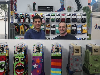 De izquierda a derecha: Ángel Sánchez y Miguel Valero, propietarios de la firma madrileña de venta de calcetines Socks Market.