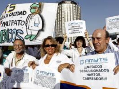 Profesionales sanitarios ante el hospital de La Paz durante la huelga de médicos de junio pasado en protesta por los ajustes del Gobierno de la Comunidad de Madrid. EFE/Archivo