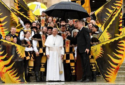 El papa Francisco posa junto a varios fieles durante la audiencia general semanal, este miércoles, en la plaza de San Pedro del Vaticano.
