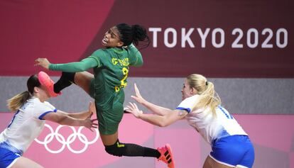 La brasileña Bruna de Paula, en el centro, anota durante el partido de balonmano del grupo B de la ronda preliminar femenina entre Rusia y Brasil. 