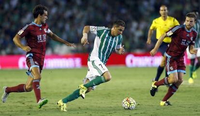 Joaquín conduce el balón ante Illarramendi.