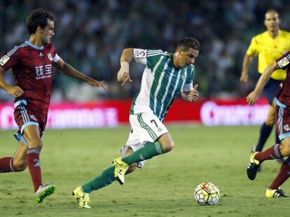 Joaqu&iacute;n conduce el bal&oacute;n ante Illarramendi. 