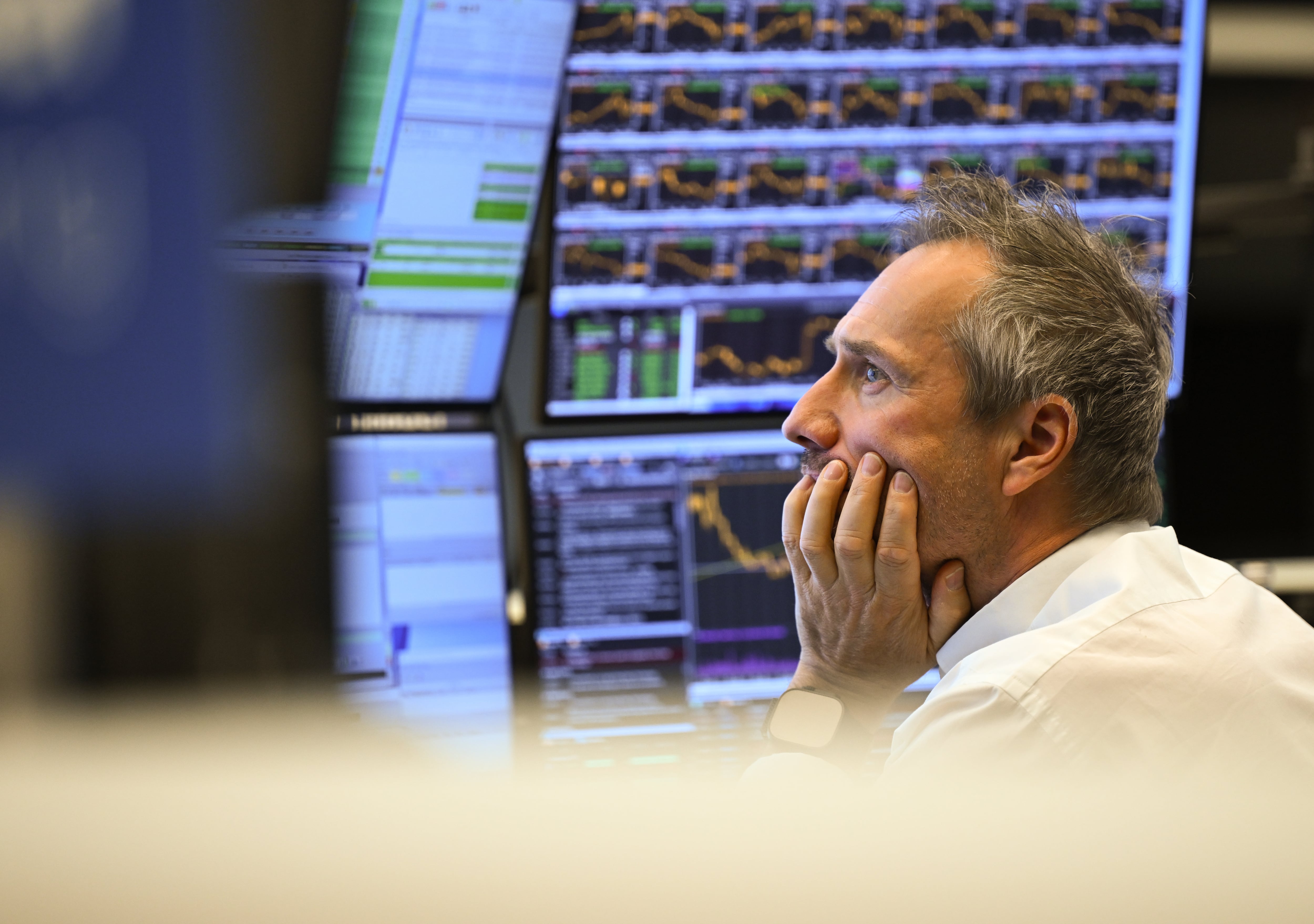 Un bróker en el interior de la Bolsa de Fráncfort, Alemania.