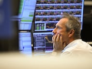 Un bróker en el interior de la Bolsa de Fráncfort, Alemania.