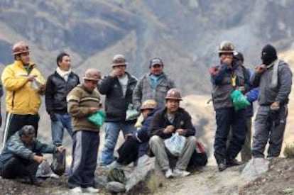 Hace pocos días, el Ejecutivo del presidente Evo Morales la conciliación entre dos sectores mineros rivales, para compartir la veta más rica de la mina Colquiri. En la imagen, mineros cooperativistas durante un bloqueo a uno de los accesos La Paz, el 25 de septiembre pasado. EFE/Archivo